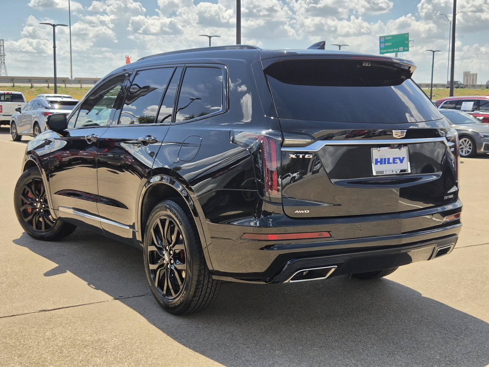 Used 2022 Cadillac XT6 Sport w/ Technology Package AWD/4WD image 3