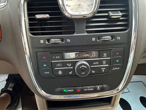 Used 2016 Chrysler Town & Country Touring w/ Driver Convenience Group FWD image 22