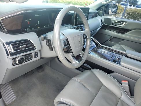 Used 2019 Lincoln Navigator Select image 20