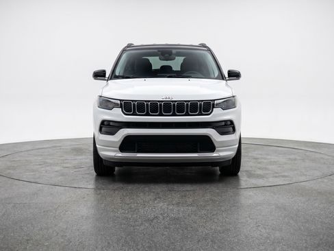 Used 2025 Jeep Compass Limited AWD/4WD image 2