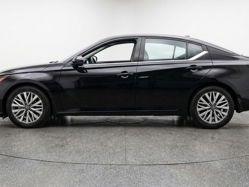 Used 2025 Nissan Altima 2.5 SV FWD image 5