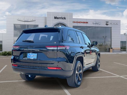 Used 2023 Jeep Grand Cherokee Altitude AWD/4WD image 6