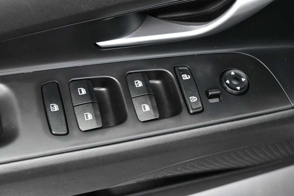 Used 2022 Hyundai Elantra Limited FWD image 4