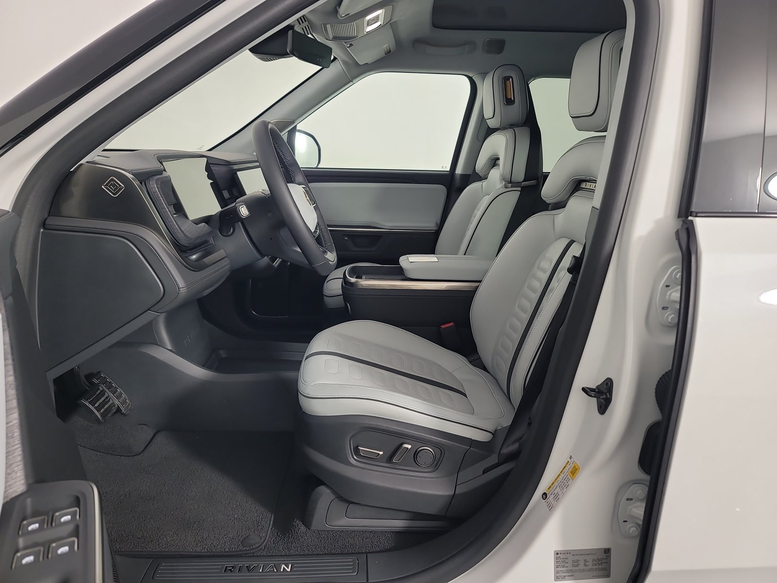 Used 2025 Rivian R1T Adventure Dual AWD/4WD image 20