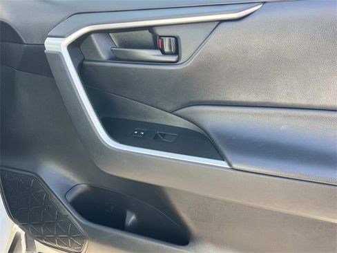 Used 2021 Toyota RAV4 LE image 22