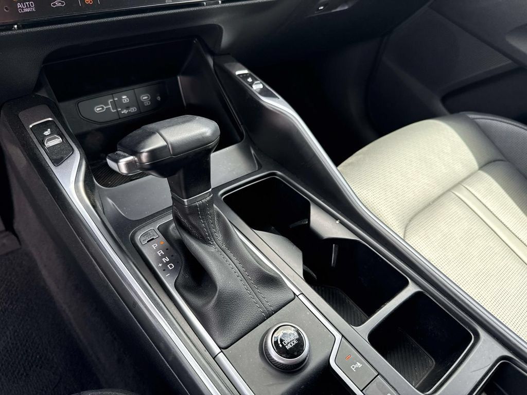 Certified 2025 Kia Sorento S FWD image 29