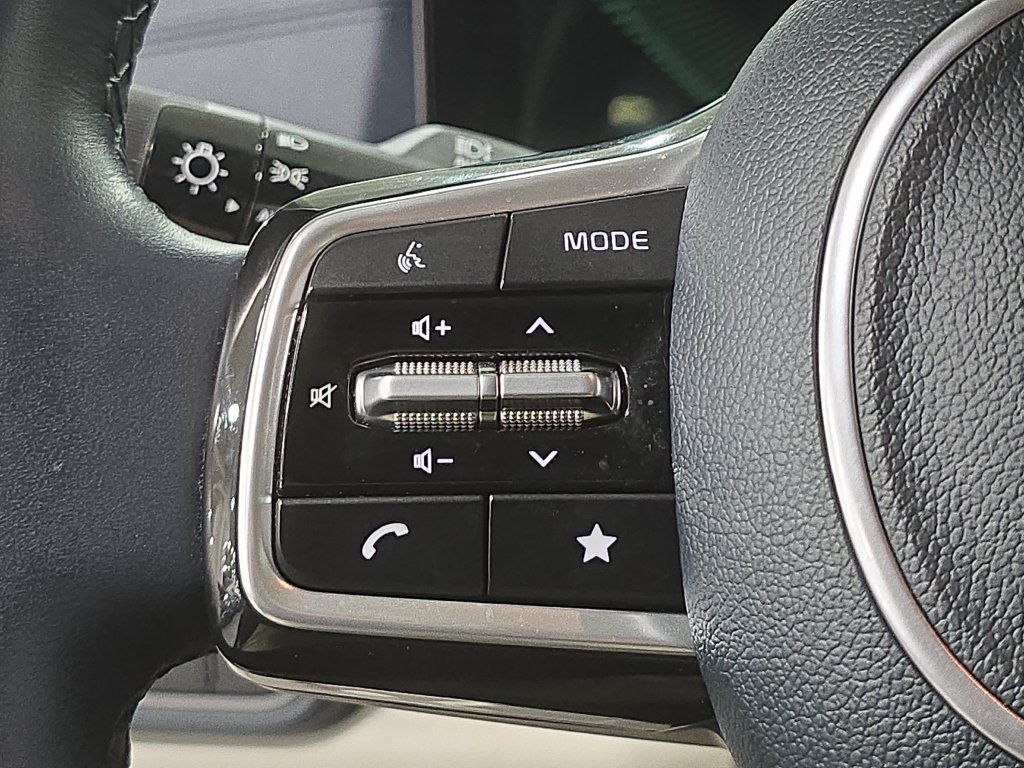 Used 2025 Kia Carnival EX FWD image 10