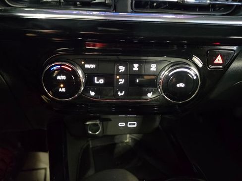 Used 2024 Chevrolet Trax RS w/ Sunroof Package FWD image 33
