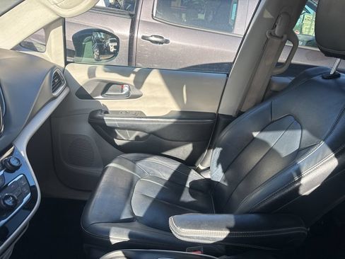 Used 2022 Chrysler Pacifica Touring-L FWD image 11