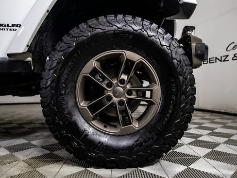 Used 2017 Jeep Wrangler Unlimited Sahara image 40