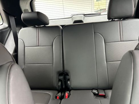 Used 2023 Chevrolet Traverse RS FWD image 26