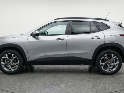 Used 2025 Chevrolet Trax LT w/ LT Convenience Package FWD image 5
