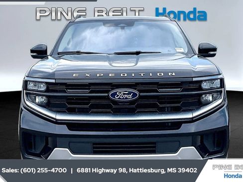 Used 2025 Ford Expedition Platinum AWD/4WD image 3