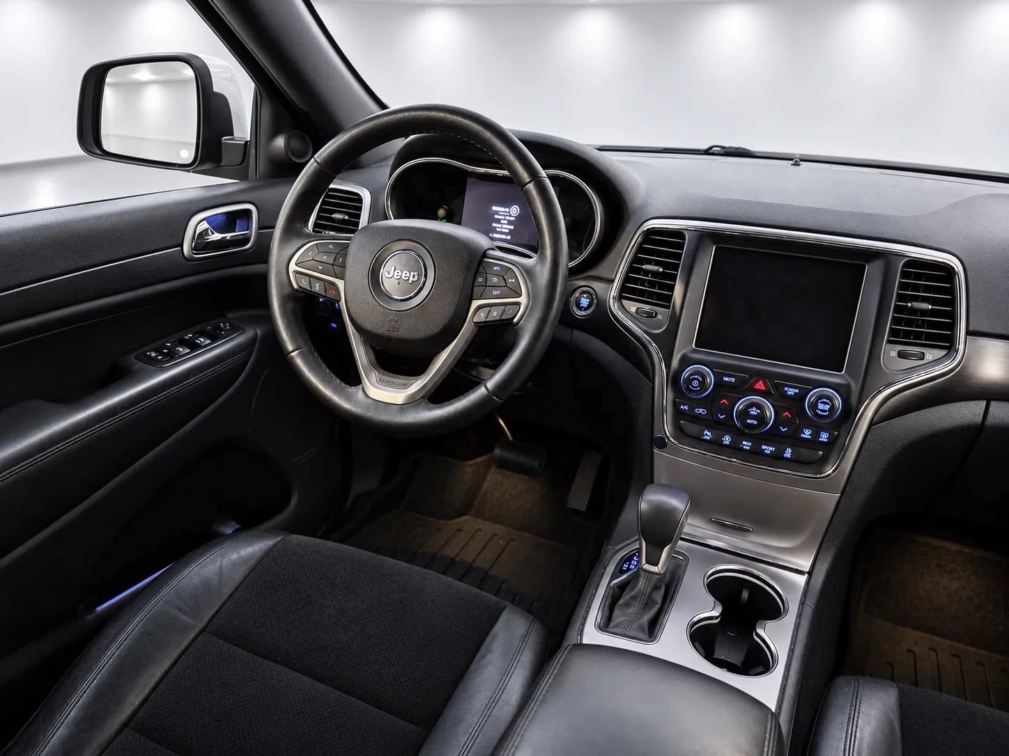 Used 2018 Jeep Grand Cherokee Altitude RWD image 11