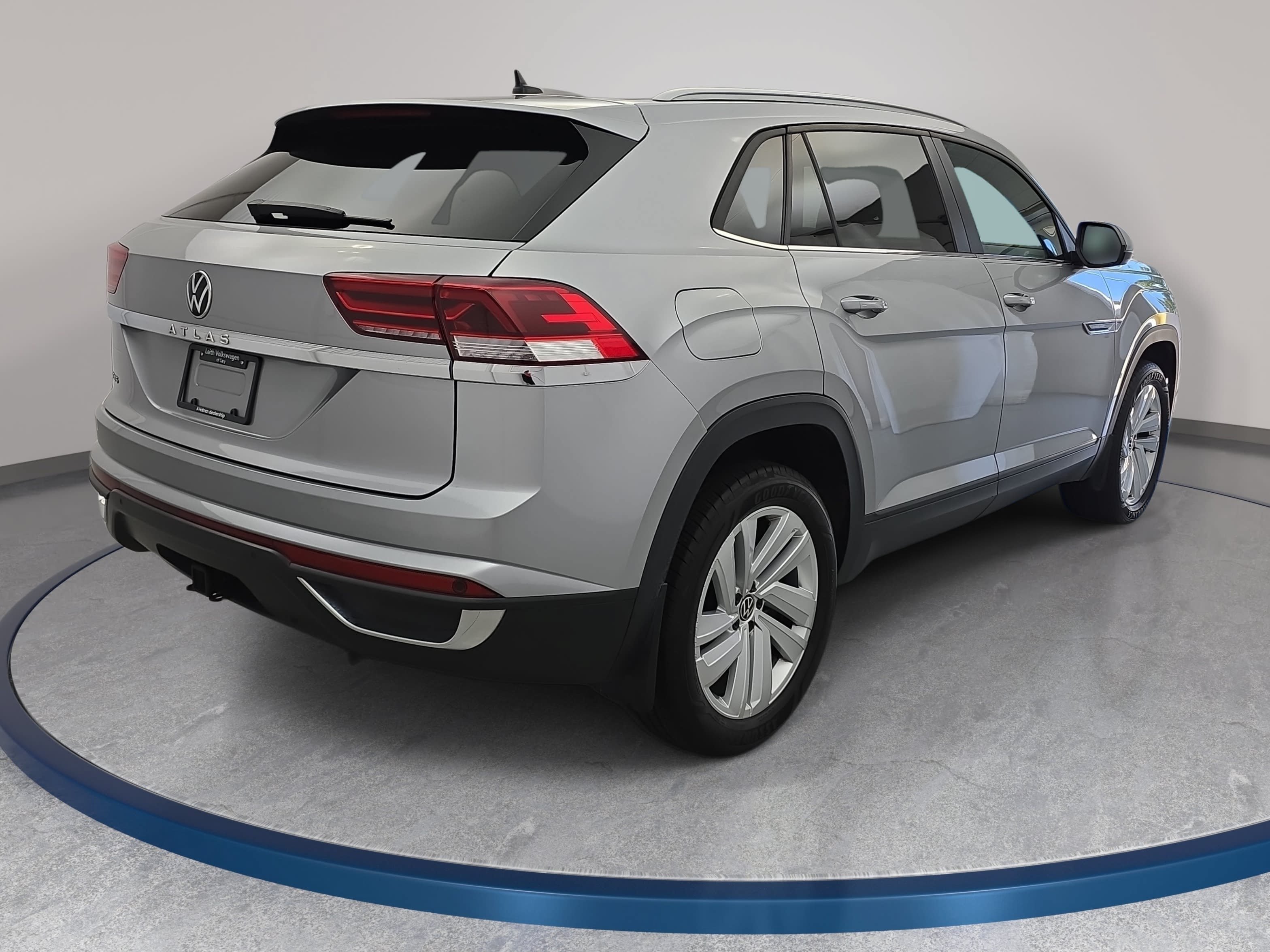 Used 2020 Volkswagen Atlas Cross Sport SE w/ Panoramic Sunroof Package FWD image 5