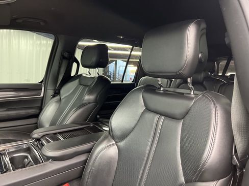 Used 2024 Jeep Wagoneer 2WD image 17