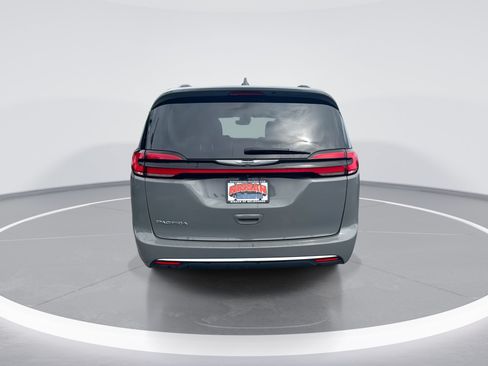 Used 2022 Chrysler Pacifica Touring-L FWD image 5