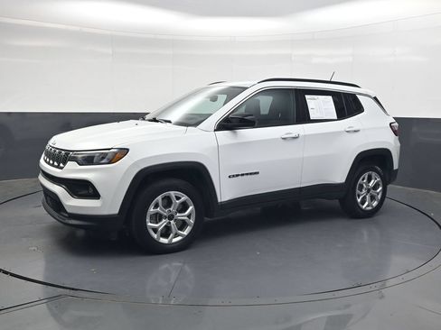 Used 2025 Jeep Compass Latitude AWD/4WD image 11