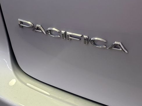 Used 2024 Chrysler Pacifica Limited AWD/4WD image 31