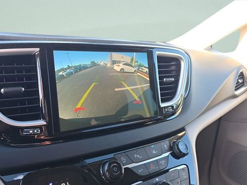 Used 2023 Chrysler Pacifica Touring-L FWD image 14