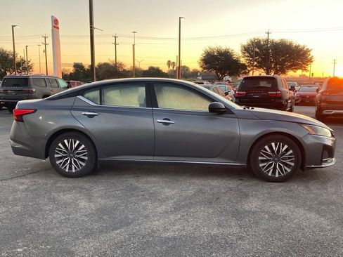 Used 2024 Nissan Altima 2.5 SV image 4