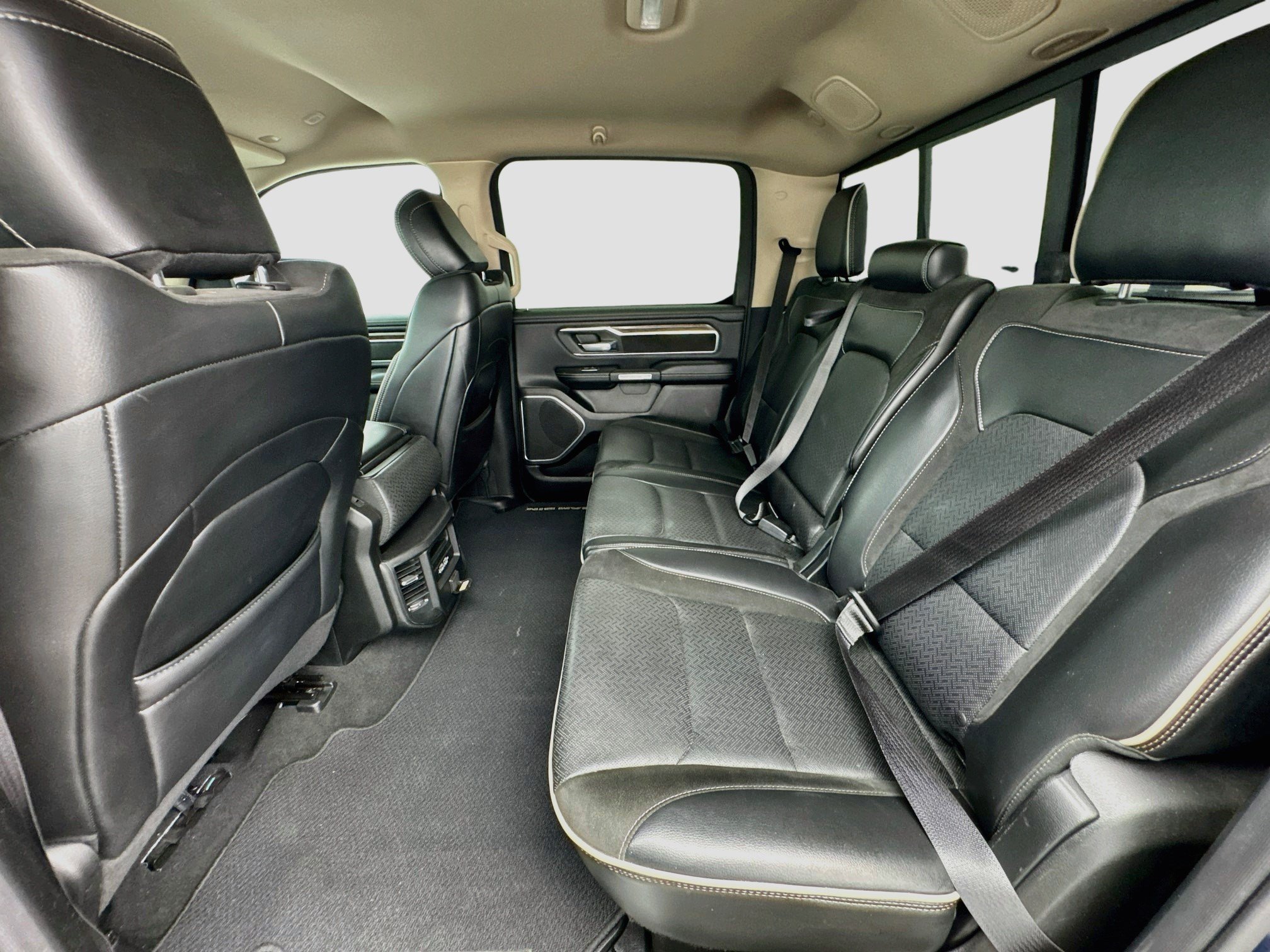 Used 2019 RAM 1500 Laramie AWD/4WD image 15
