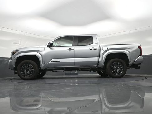 Used 2025 Toyota Tacoma SR5 AWD/4WD image 24