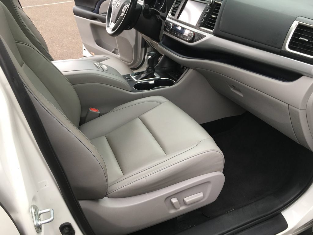 Used 2019 Toyota Highlander XLE AWD/4WD image 33