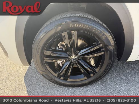 Used 2023 Volkswagen Atlas Cross Sport SEL R-Line image 9