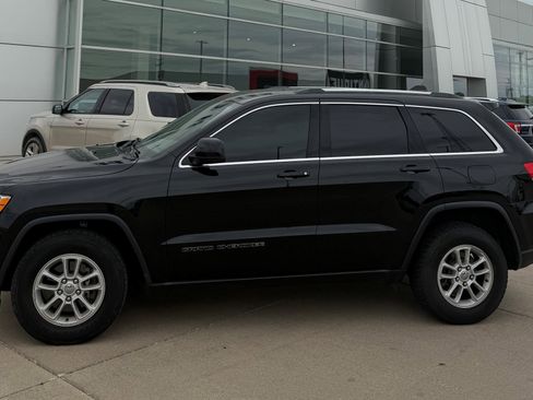 Used 2018 Jeep Grand Cherokee Laredo AWD/4WD image 3