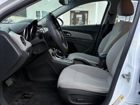 Used 2011 Chevrolet Cruze LT image 9