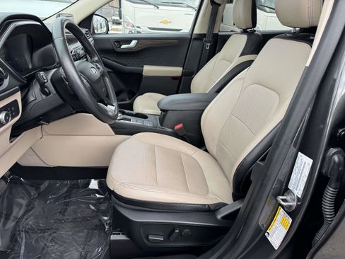 Used 2020 Ford Escape Titanium image 23
