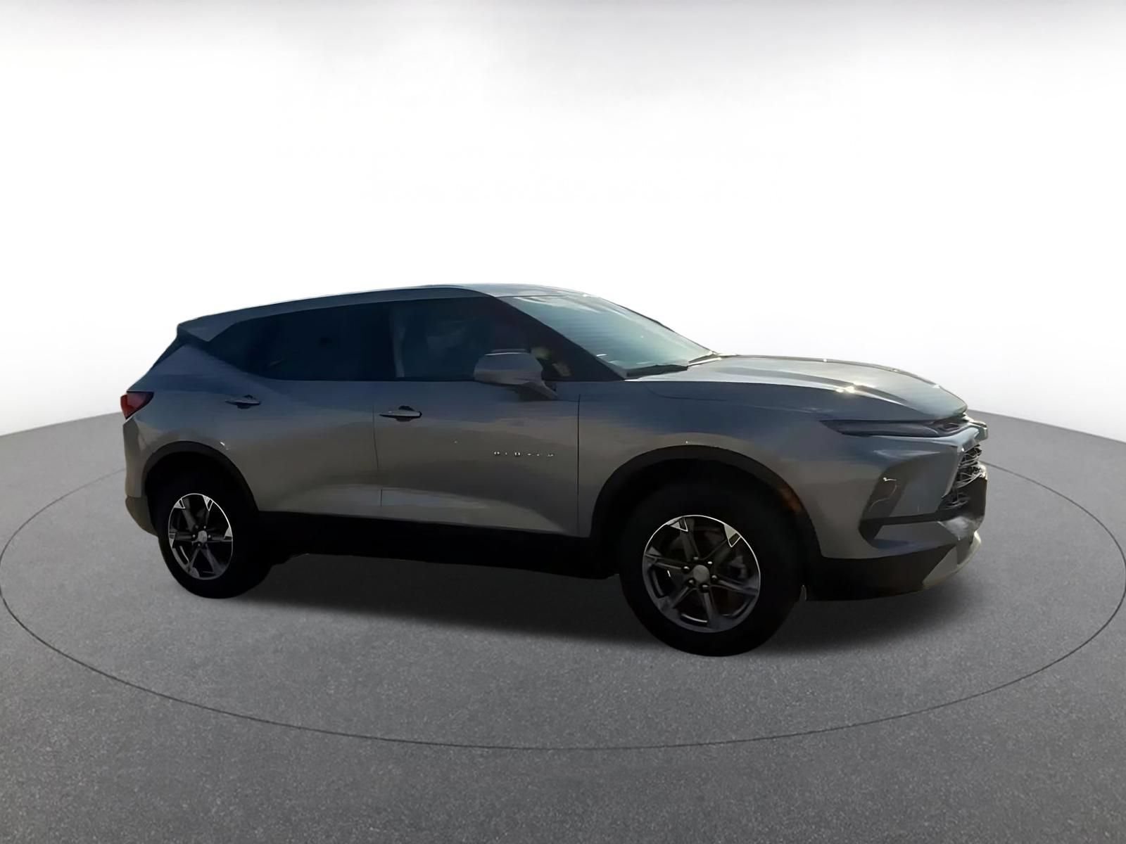 Used 2026 Chevrolet Blazer LT FWD image 2