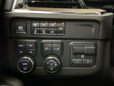 Used 2025 Chevrolet Tahoe High Country AWD/4WD image 33