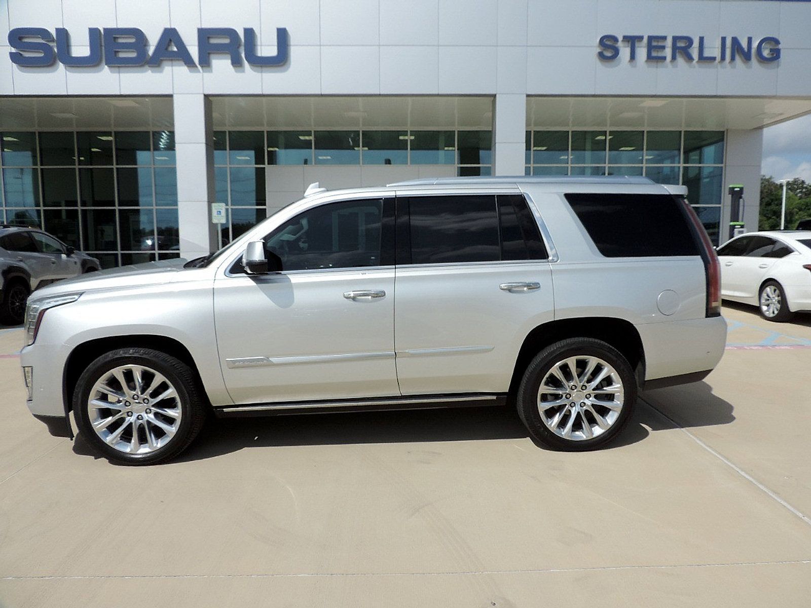 Used 2020 Cadillac Escalade Premium Luxury AWD/4WD image 8