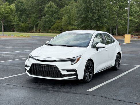 Used 2023 Toyota Corolla SE FWD image 3