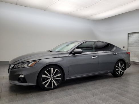 Used 2020 Nissan Altima 2.0 Platinum image 2
