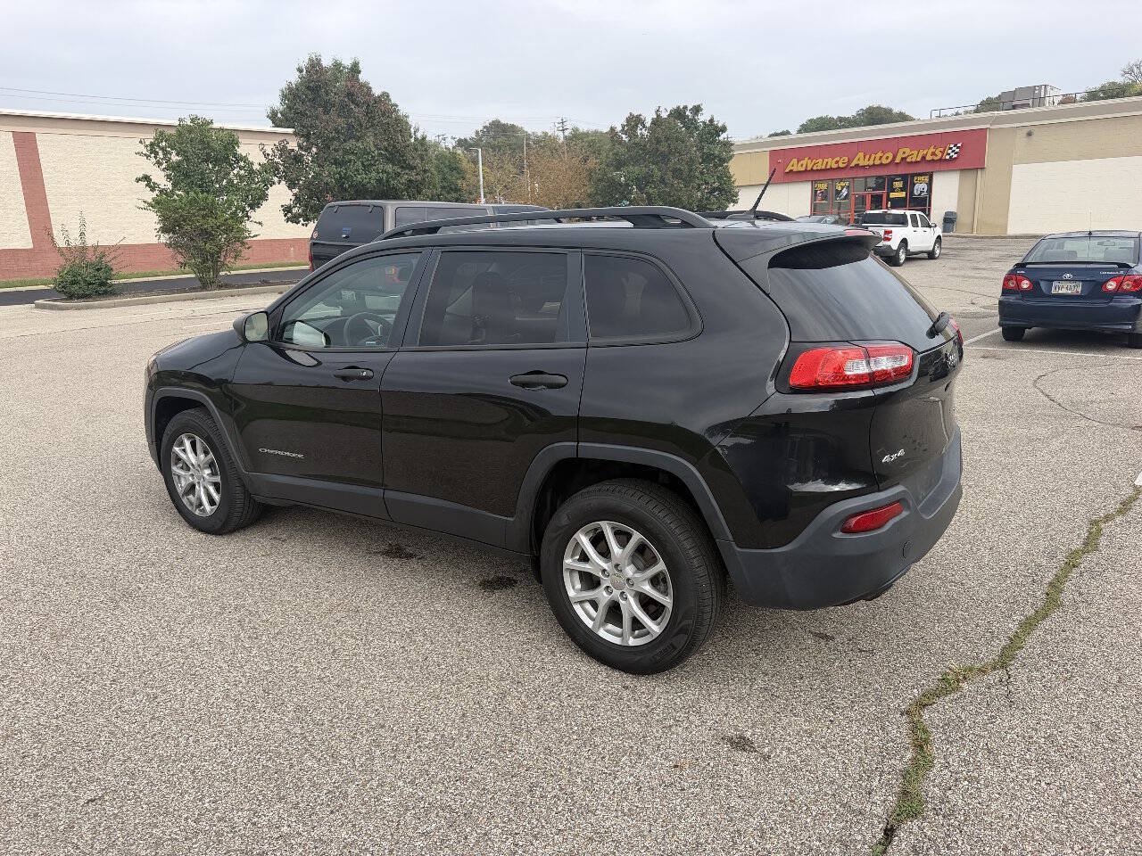 Used 2016 Jeep Cherokee Sport AWD/4WD image 2