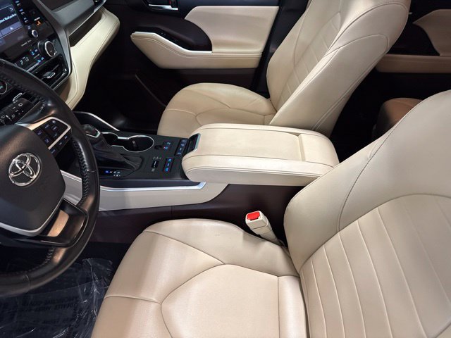 Used 2022 Toyota Highlander XLE AWD/4WD image 39