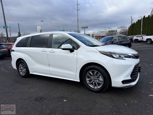 Used 2024 Toyota Sienna LE image 1