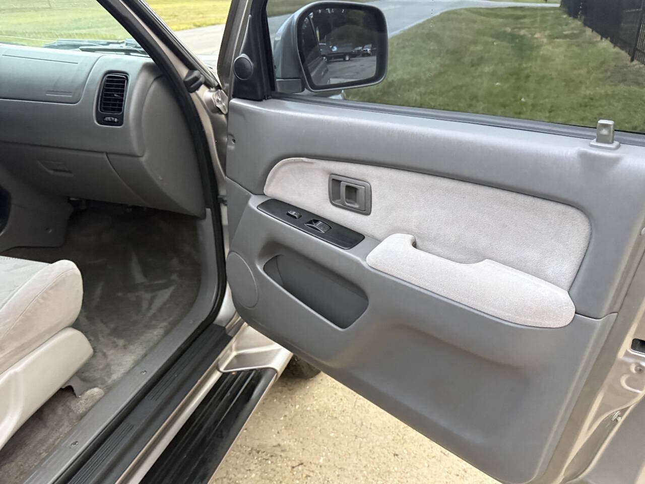Used 2001 Toyota 4Runner SR5 AWD/4WD image 24