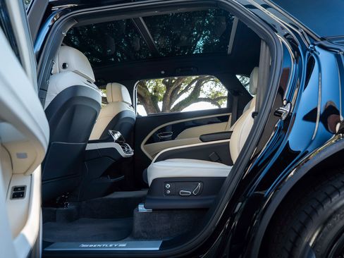 Used 2023 Bentley Bentayga Extended Wheelbase image 40