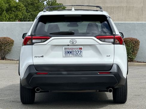 Used 2019 Toyota RAV4 LE w/ Carpet Mat Package FWD image 8