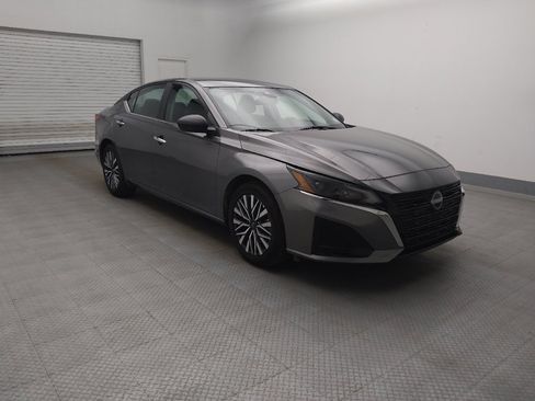 Used 2025 Nissan Altima 2.5 SV FWD image 13