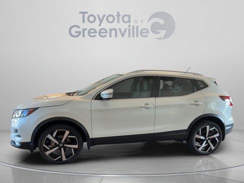 Used 2021 Nissan Rogue Sport SL w/ Premium Package FWD image 2