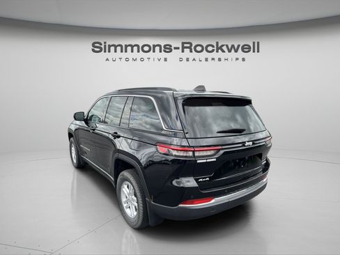 Used 2024 Jeep Grand Cherokee Laredo w/ Luxury Tech Group I AWD/4WD image 3