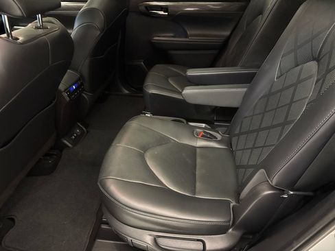 Used 2020 Toyota Highlander Platinum FWD image 18