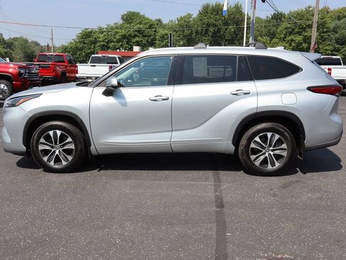 Used 2022 Toyota Highlander XLE AWD/4WD image 36