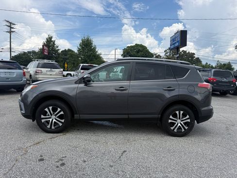 Used 2018 Toyota RAV4 LE FWD image 4