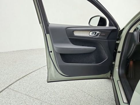 Certified 2025 Volvo XC40 B5 Plus AWD/4WD image 28